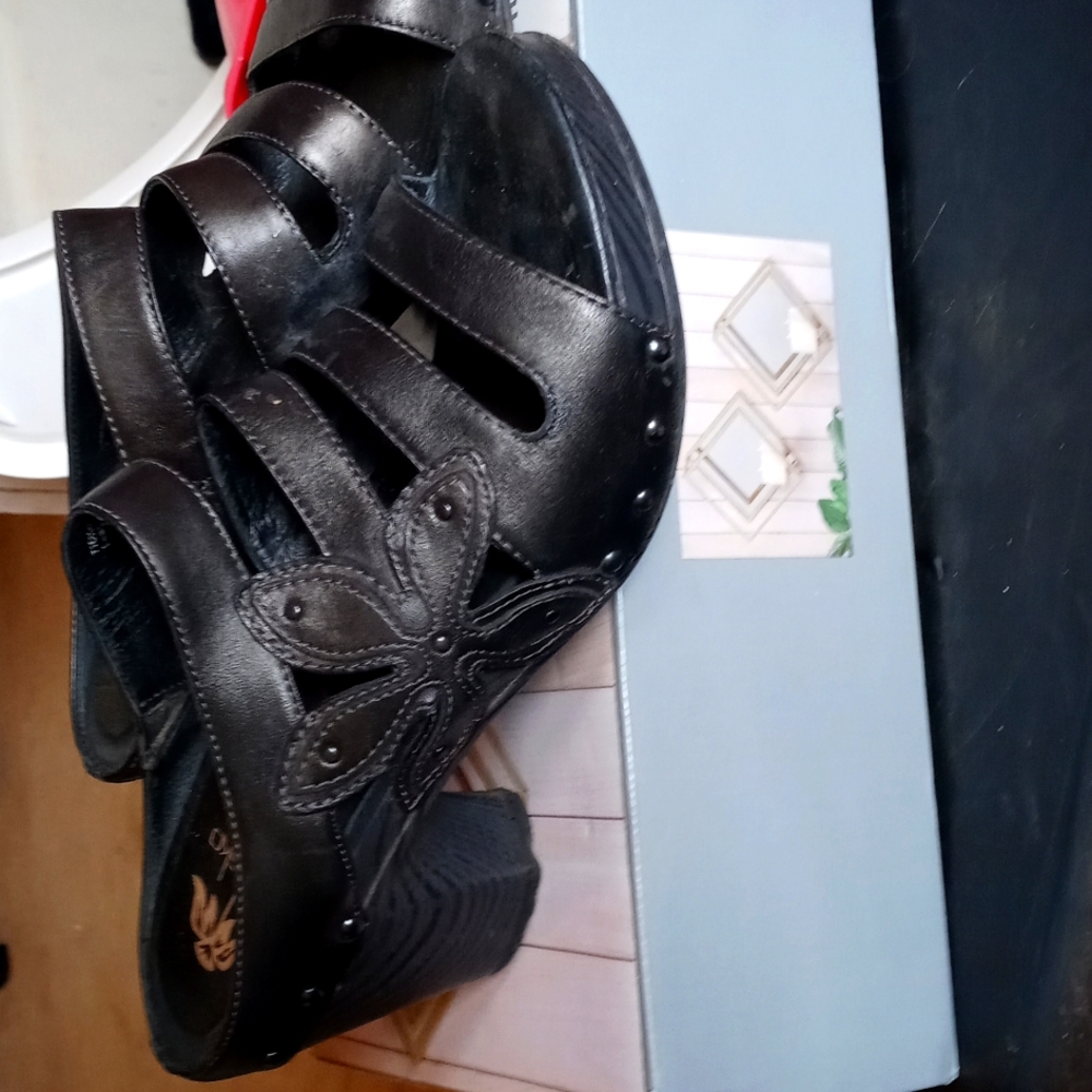 Dansko dress sandal. great condition. Well balanced all day shoe.
